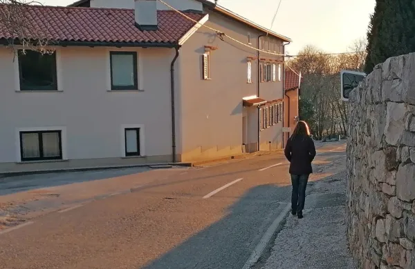 V vasi upajo, da bodo letos vendarle dobili  širšo cesto in 
pločnik.   