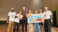 Zmagovalna ekipa mladih postojnskih podjetnikov si je prislužila 
tudi  posebno nagrado v višini 3000 evrov, ki jim jo je namenil 
podjetnik Ivo Boscarol.