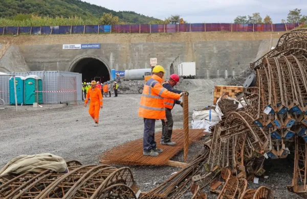 Če ne bo zastojev pri  dobavi gradbenega materiala, gradbinci 
preboj prvega predora načrtujejo v maju.