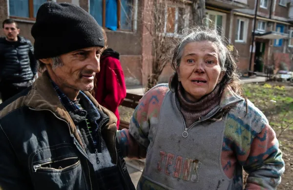 Britanska obveščevalna služba je po navedbah britanskega BBC 
sporočila, da se tudi humanitarne razmere v uničenem Mariupolju 
poslabšujejo; večina mesta je brez možnosti komunikacij, brez 
zdravil, ogrevanja in vode.