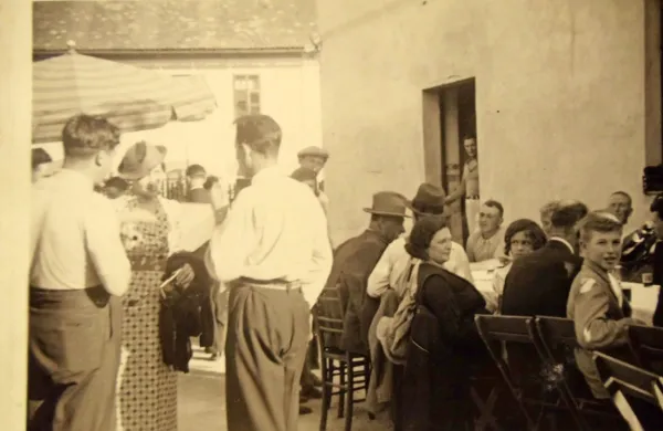 Primorci pred gostilno Ravbar za Bežigradom 