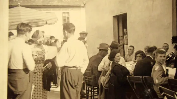 Primorci pred gostilno Ravbar za Bežigradom 