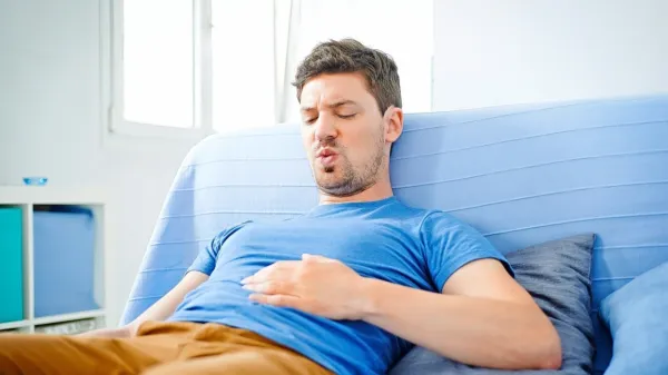 Živa hrana lahko povzroči vetrove in napenjanje, dokler se telo 
nanjo ne privadi.