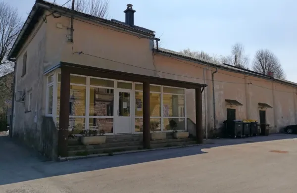 Dotrajano, 70 let staro stavbo, ki jo uporabljajo krajevna skupnost in mladi, bodo porušili, na njenem mestu 
pa zgradili nov športno-kulturni center.
