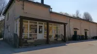 Dotrajano, 70 let staro stavbo, ki jo uporabljajo krajevna skupnost in mladi, bodo porušili, na njenem mestu 
pa zgradili nov športno-kulturni center.