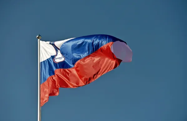Slovenska narodna zastava, belo - modro - rdeča tribarvnica, se je 
uveljavila leta 1848, v času narodnega preporoda, ko smo Slovenci 
določili slovenske barve na podlagi barv iz grba dežele Kranjske.