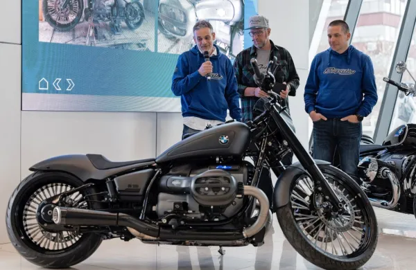 To je končni izdelek slovenskih mojstrov. Z leve proti desni: Tomaž 
Capuder (Dreamachine), Gaber Keržišnik in Samo Trpin (BMW 
Motorrad Slovenija).