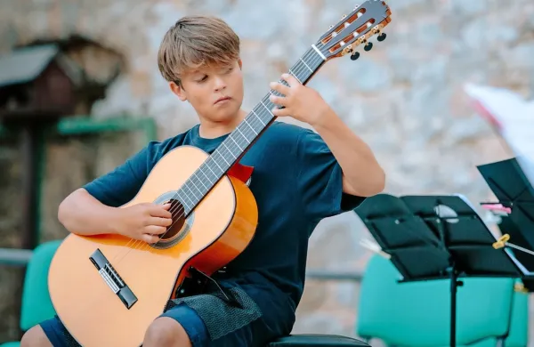 Filip Luka Butinar rad tudi teče, plava,  igra odbojko, smuča ...    