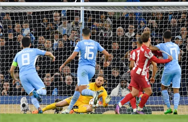 Vratar Atletica  Jan Oblak (v rumenem dresu) bi s soigralci skoraj 
zaklenil svoja vrata na prvem četrtfinalnem obračunu lige prvakov 
proti Manchester Cityju. 