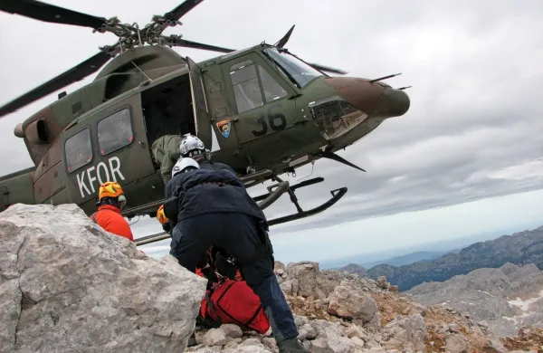 Helikopterji, ki  pogosto priletijo na pomoč, bodo gorivo kmalu 
točili na bovškem letališču.   