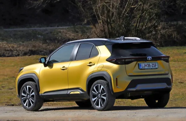 Yaris cross bo nagovarjal kupce, ki bodo v glavnem vozili po 
urejenih cestah, a jim bo vseeno včasih zadišalo nekaj adrenalina 
na brezpotjih.
