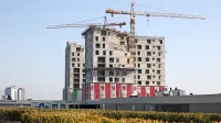 V mestih rastejo nova stanovanja, vendar si jih mladi, ki nimajo 
zelo visoke plače ali dobrega finančnega zaledja, ne morejo 
privoščiti.    