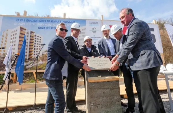 Udeležence včerajšnjega polaganja temeljnega kamna za stanovanjske stolpiče je preveval optimizem. 