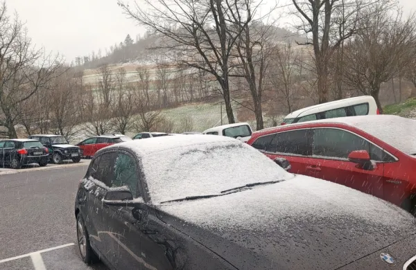 Hladna fronta je prinesla močan veter, dež in sneg. Tako je sodra 
pobelila Pivko.