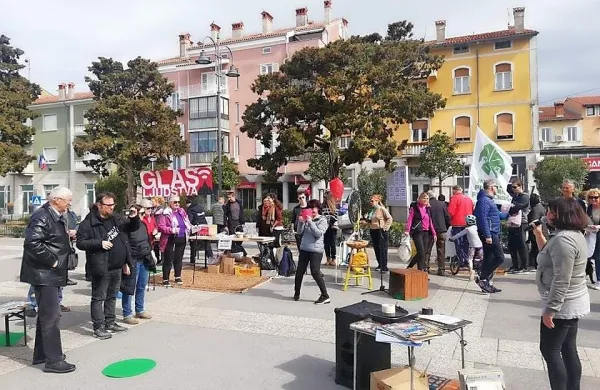 Potujoči festival demokracije se je ustavil v Izoli