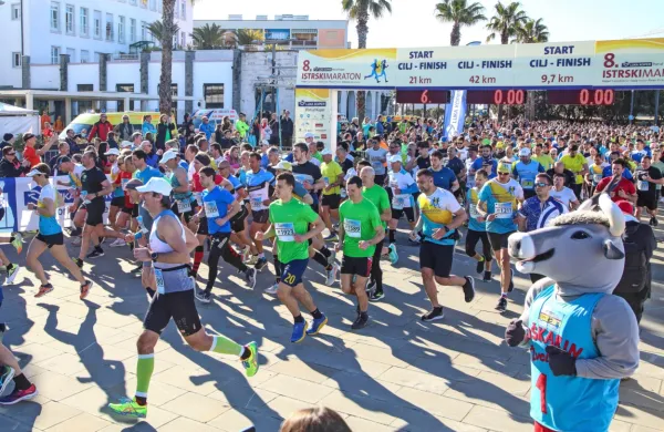 Štart 21-kilometrskega polmaratona, na katerem seveda ni manjkala maskota prireditve - boškarin Žvelto.