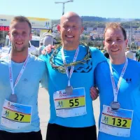 Zmagovalni trio 42-kilometrskega maratona: Klemen Rojnik (v 
sredini), Jure Orehek (levo) in Mitja Potrč.