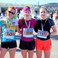 Zmagovalka  maratona v ženski konkurenci je Jasmina Kozina 
Praprotnik (desno).