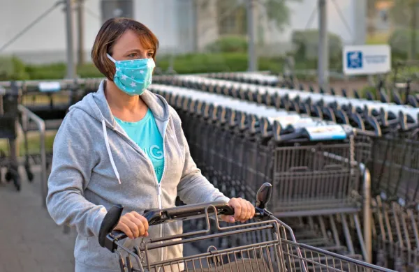 Maske v zaprtih prostorih naj bi glede na predlog stroke in 
epidemično stanje ostale obvezne vsaj še do velike noči.