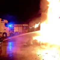 Na parkiri&scaron;ču zagoreli tovornjaki in priklopniki