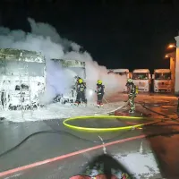 Na parkiri&scaron;ču zagoreli tovornjaki in priklopniki
