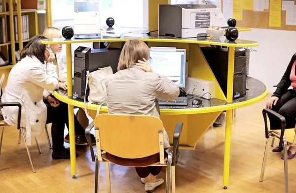 Na Zavodu  za zaposlovanje so imeli marca le še nekaj več kot 
60.000 brezposelnih, a je bilo med njimi neposredno zaposljivih le 
16 do 17 odstotkov brezposelnih.