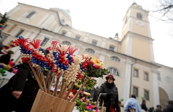 Kristjani danes obeležujejo cvetno nedeljo, s katero začenjajo  
priprave na veliko noč, ki bo čez teden dni.