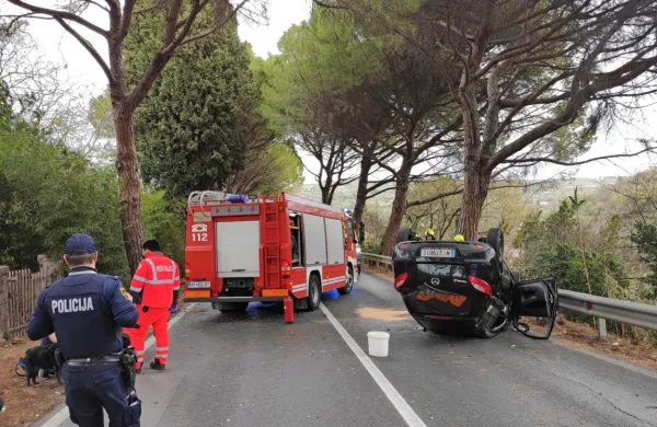 Mazda,  s   katero  sta  se  peljala  avstrijski  voznik  in  njegova  sopotnica,  se  je  po trku v drevo  prevrnila  na 
streho.  Zaradi  nesreče  je bila cesta     nekaj  časa   zaprta,   promet  so  povsem sprostili po  treh  urah.     