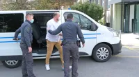Aleš L., ki sta  ga  paznika pripeljala  iz  pripora,   trdi,  da so  tajni delavci  preprodaje  kokaina  izzvali.