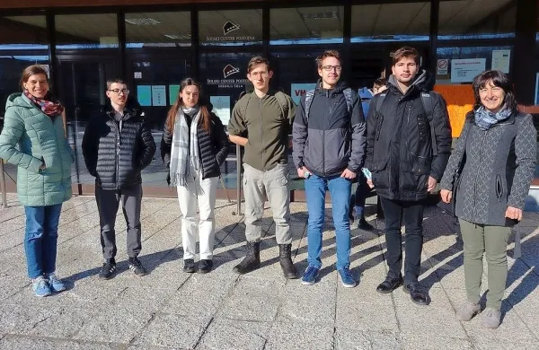 Sežanski dijaki z mentoricama so se iz državnega tekmovanja v 
Postojni vrnili zmagoslavno. 
