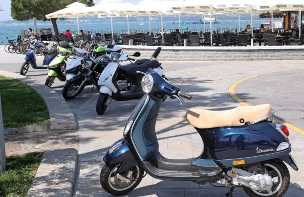 Še posebej poleti se bodo številni vozniki z lažjimi motorji izognili 
gneči na cestah. 