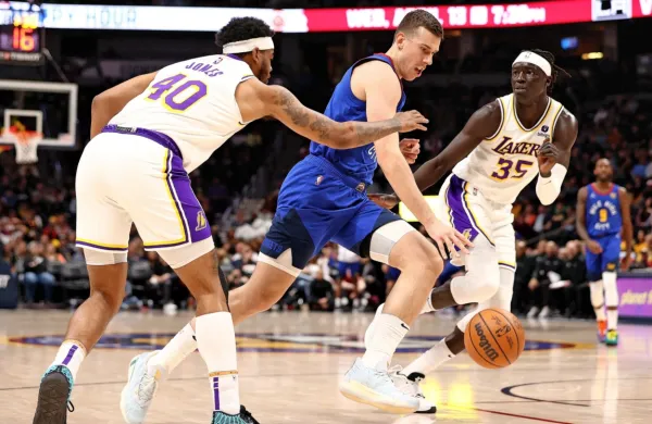 Vlatko Čančar (z žogo) se je po poškodbi vrnil na igrišče prav na 
zadnji tekmi rednega dela lige NBA..  