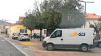 S takole  ponosno dvignjenim sredincem se je dostavljalec odzval  
na opozorilo voznika avtobusa, naj se umakne s poti.