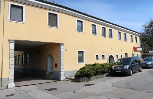 V stavbi, ki je bila kot grad postavljena v 18. stoletju, prenovljena 
pa v letih 1936 in 1980, je bila v času delovanja Primorja 
restavracija za zaposlene in projektiva.
