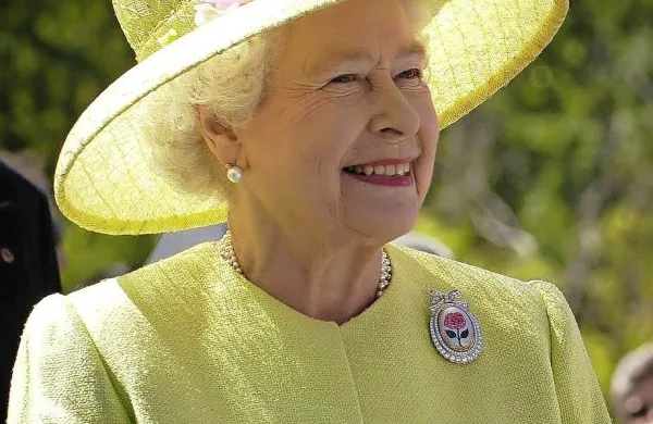 Britanska kraljica princu Harryju napovedala vojno?