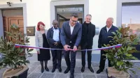 Koprski župan Aleš Bržan (v sredini) je v spremstvu predsednika 
sveta KS Škofije Matjaža Čoka in zdravnika Petra Bossmana ter 
podžupanje Olge Franca in domačina Milana Markočiča slavnostno prerezal trak nove ambulante splošne družinske medicine. 