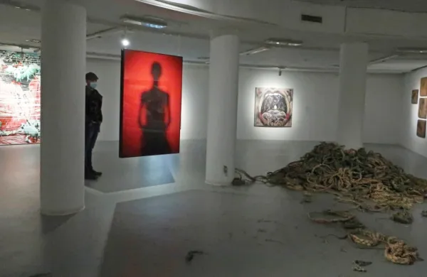 Razstava, naslovljena Pošasti so ljudje, je v Mestni galeriji Nova Gorica na ogled še do 22. aprila. 