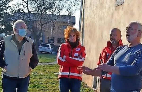 Svoje znanje je udeležencem tečaja razdajal postojnski reševalec  
Stojan Bolič (prvi z desne).