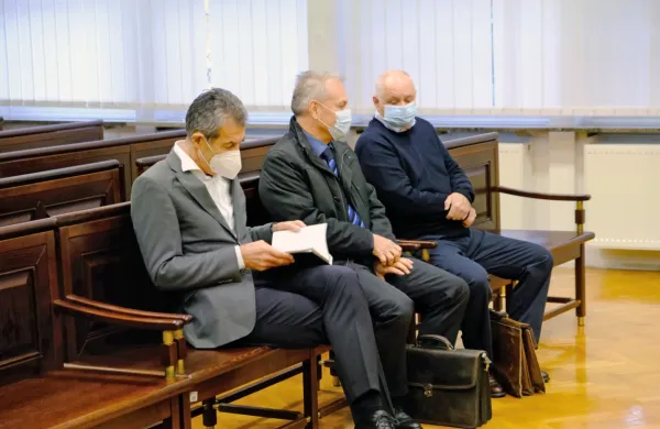 Stojan Petrič (levo) se s soobtoženimi zagovarja, da pri prevzemu 
Etre 33 ni storil nič nezakonitega.