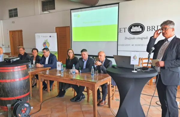 Na posvetu primorskih živilcev je bilo slišati različne zgodbe 
soočanja z aktualnimi podražitvami energentov, surovin ...