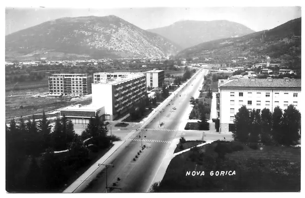 Nova Gorica v času, ko je bilo poleg magistrale le nekaj objektov, 
denimo mestna hiša in čebelnjak ...
