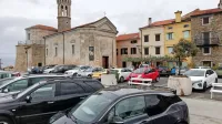 V zimskem času je Prešernovo nabrežje s Punto vred polno parkiranih avtomobilov. Domačini, zbrani v novi 
civilni iniciativi, spodbujajo k razmisleku, ali ne bi prepoved  parkiranja razširili čez vse leto. 