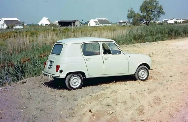 Renault 3 je imel šibkejši motor, zato je bil manj obdavčen in 
posledično tudi cenejši.