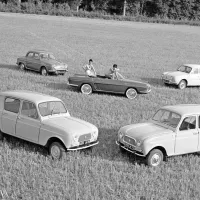 V tistem času je predstavljal neposredno konkurenco Citroënovemu 
spačku.

