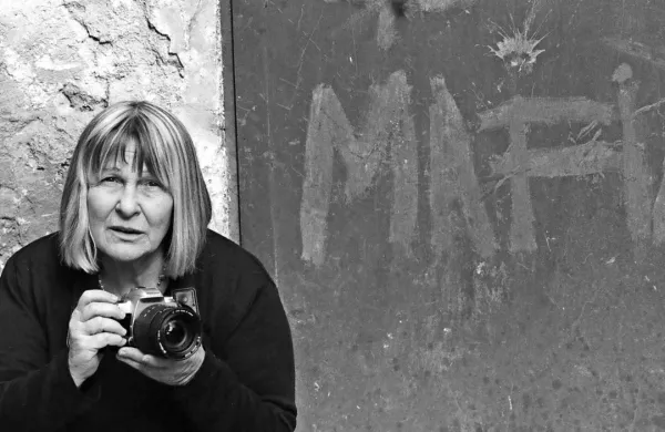 Letizia Battaglia je s fotoaparatom več kot 20 let neustrašno 
dokumentirala okrutne zločine sicilijanske cose nostre.