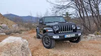 Velikan v dolžino meri kar 5,6 metra in je za 70 centimetrov daljši 
od brata wranglerja.