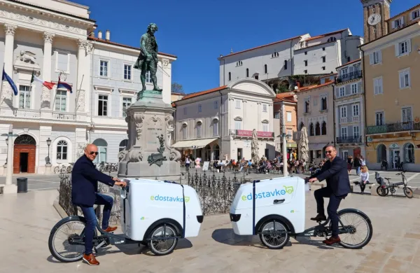 V sklopu evropskega projekta Life care4climate je piranska občina 
pred kratkim dopolnila svojo “floto” električnih vozil z dvema 
električnima dostavnima kolesoma za potrebe mesta Piran. 