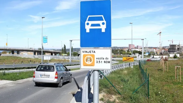 Odkar je v veljavi elektronsko cestninjenje, Darsovih nadzornikov 
ni več na koprski hitri cesti med Slavčkom in Semedelo, a na 
kršitelje preži nadzorna kamera.  