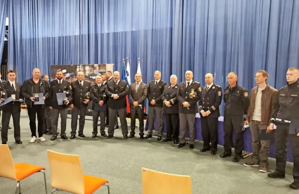 S  svojim    požrtvovalnim  in hrabrim  dejanjem  se  je lani izkazalo več  
policistov koprske  uprave,  medalji  pa  sta dobila  tudi  občana, ki  sta   
jim  pomagala.  