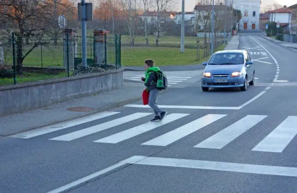 V Biljah je med najbolj kritičnimi točkami prehod za pešce v bližini 
podružnične šole, kjer prehitri vozniki lahko ogrožajo otroke in 
njihove starše, ki tam vsakodnevno  prečkajo cesto.   